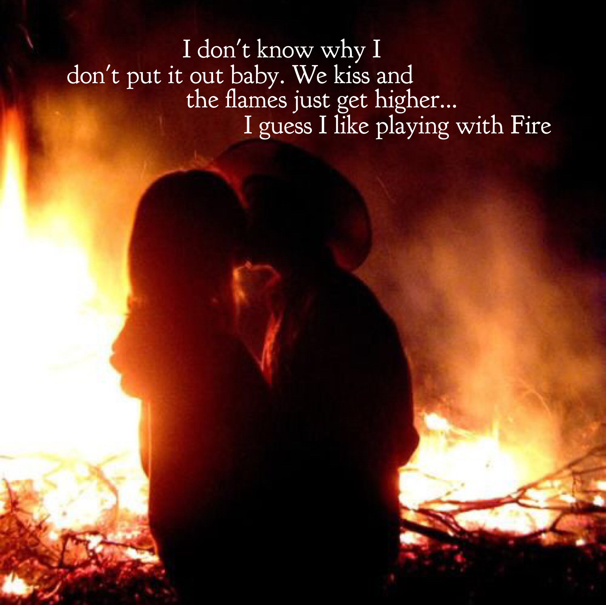 Любовь и сжигание. Парень у костра. Девушка у костра. Влюбленные у костра. Парень и девушка в огне.